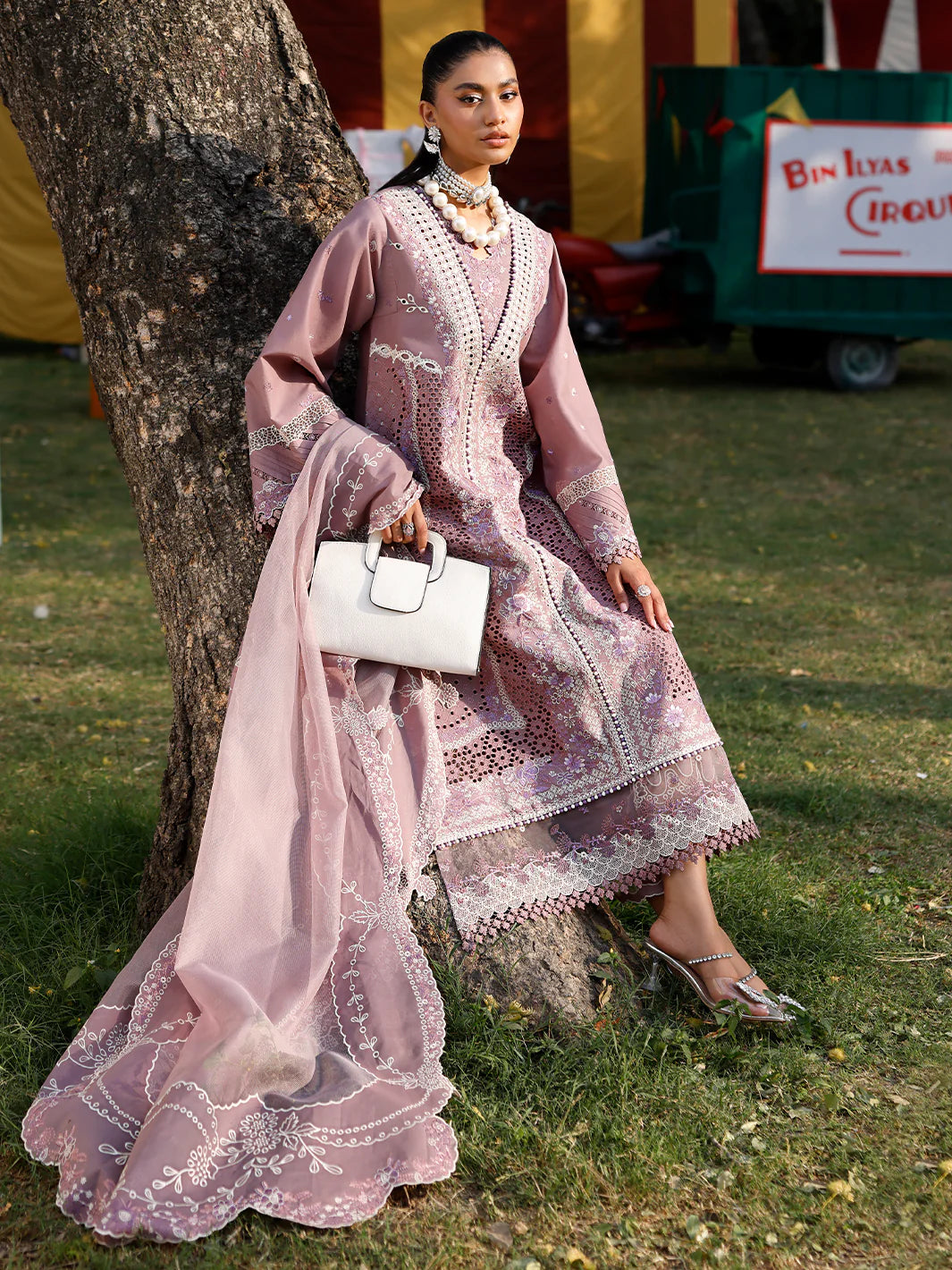 32 - B | 3 PC Luxury Lawn - BIN ILYAS