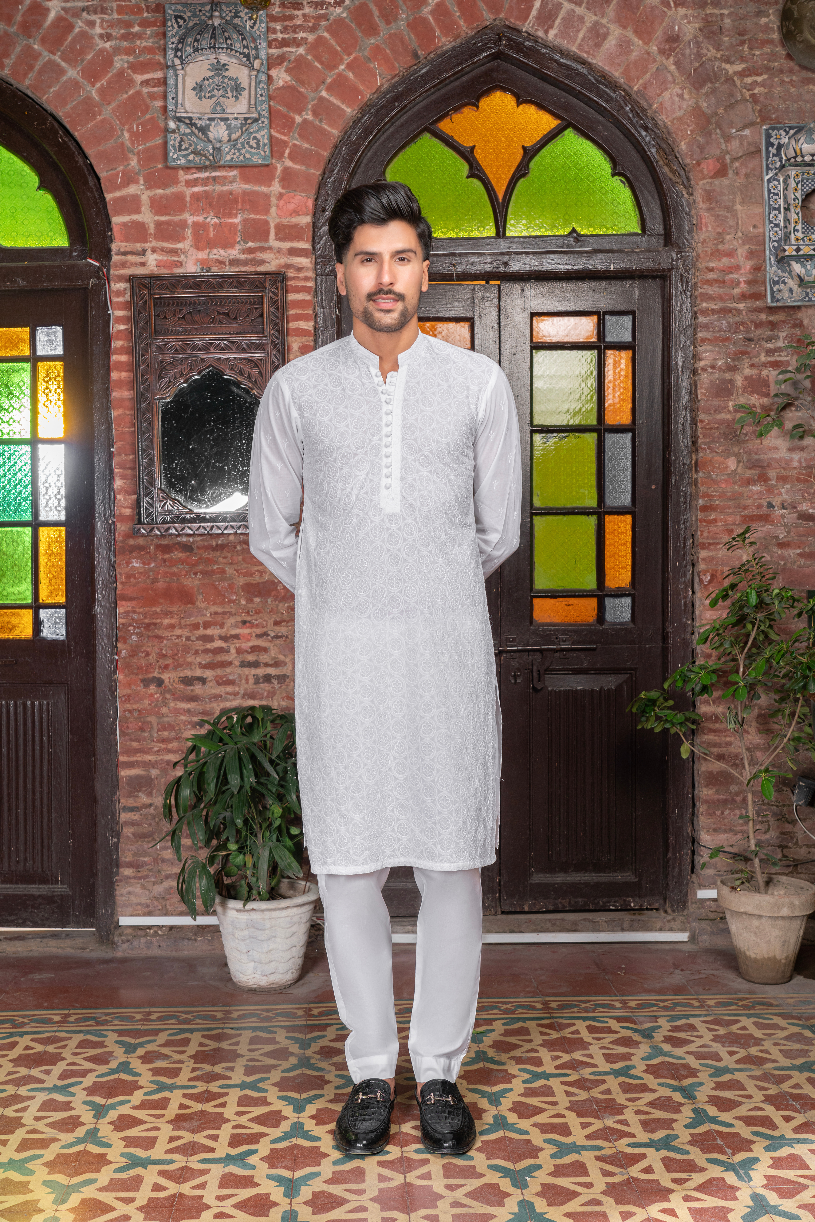 Lawn Chicken Kari White LCKW-02