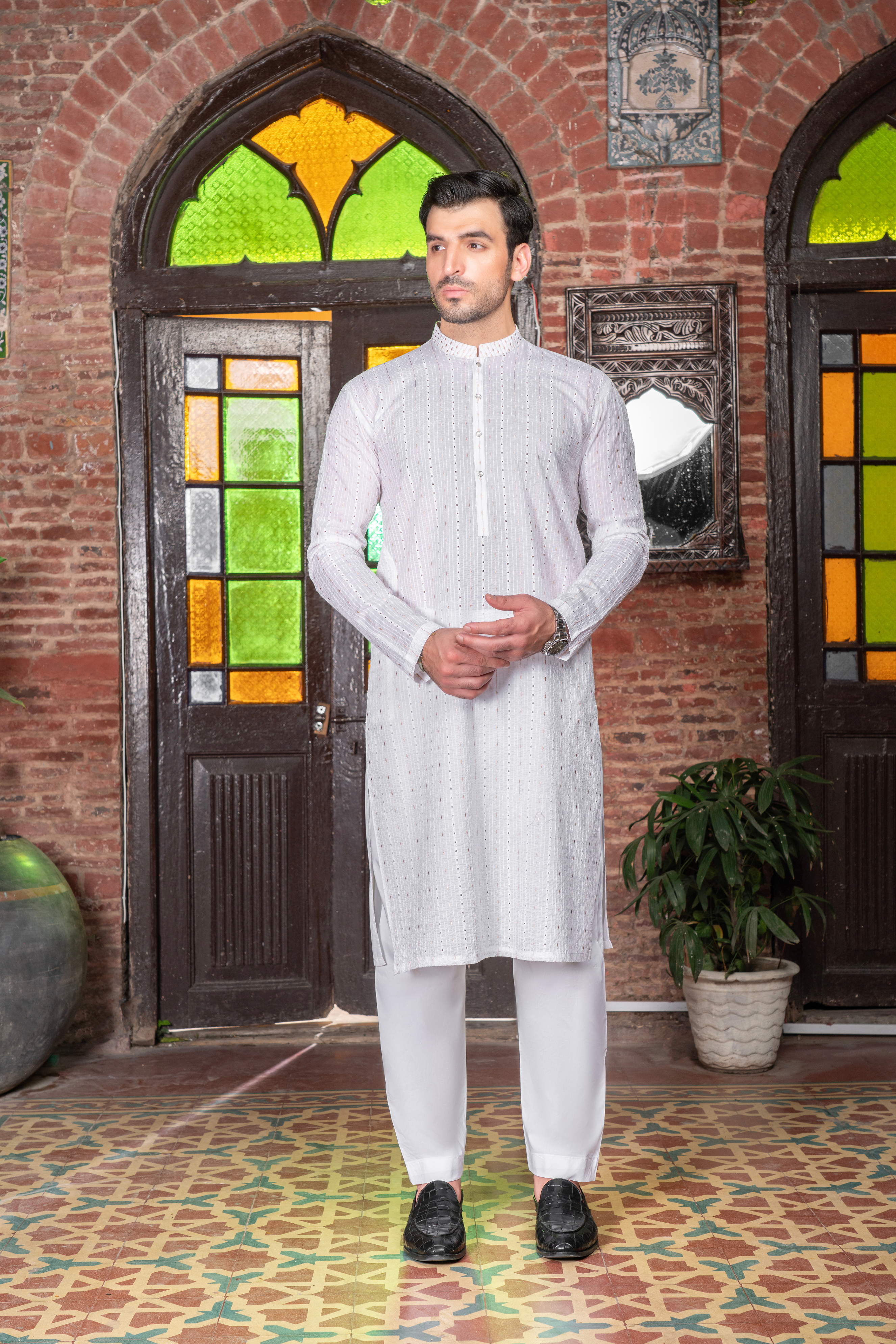 Lawn Chicken Kari White LCKW-03