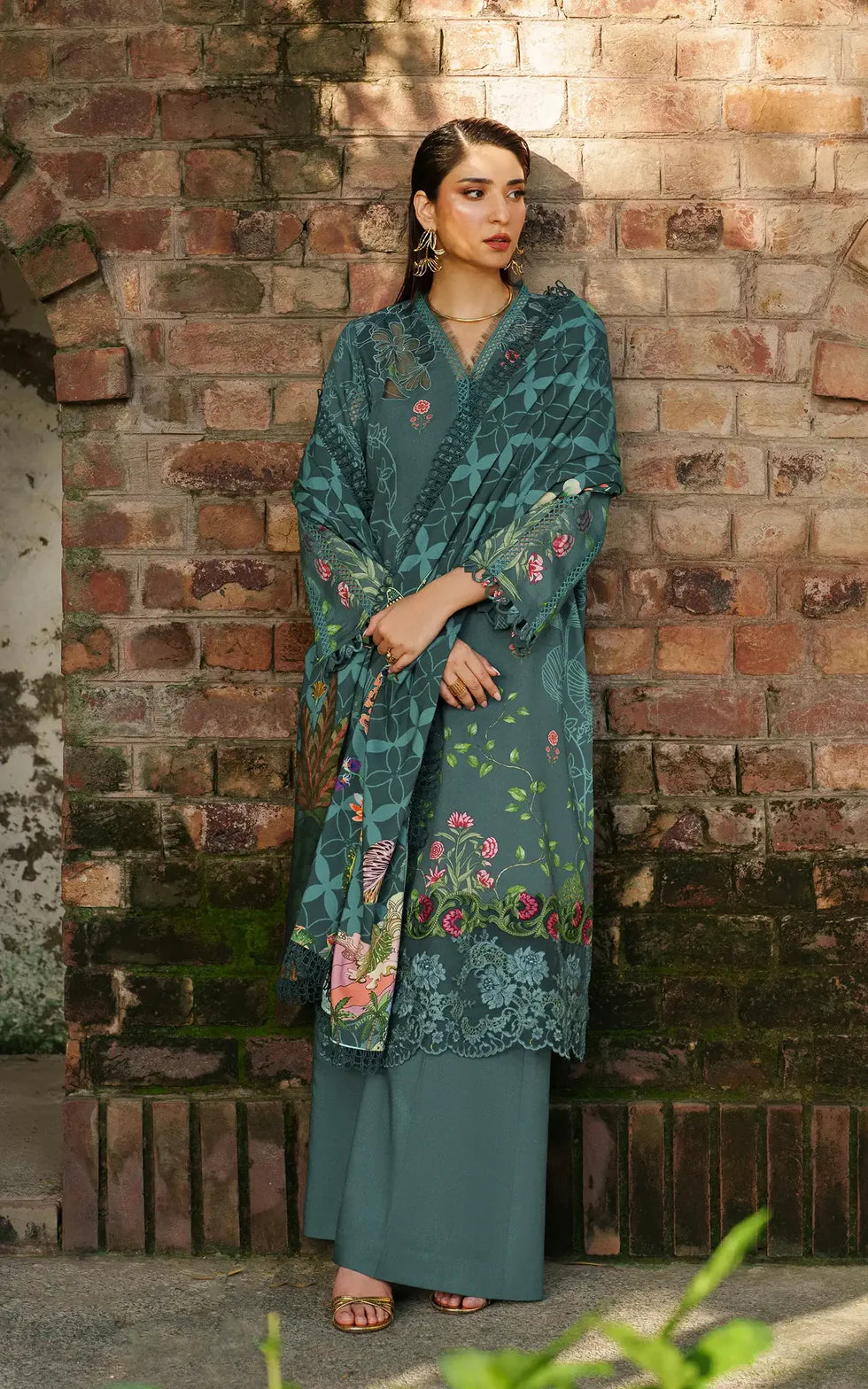 Frosted Petals  3pcs Embroidered Stitched Suit