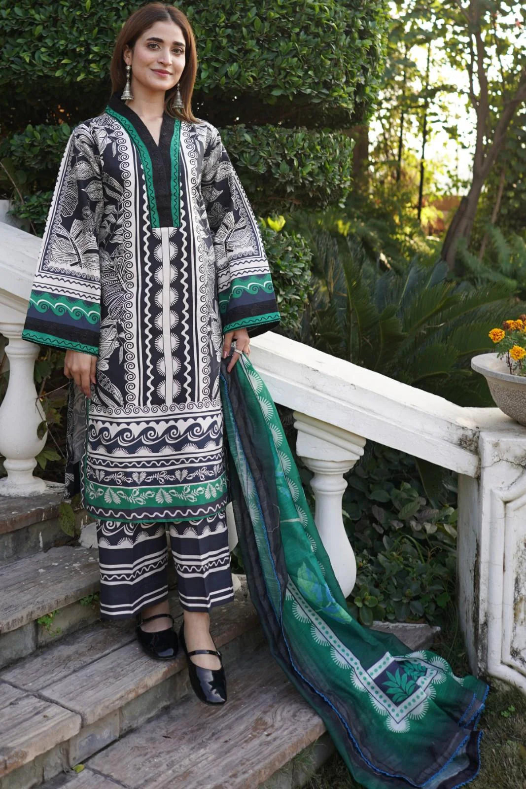 SP–05 | Noir moss - Larobe Ready to Wear Festive Collection