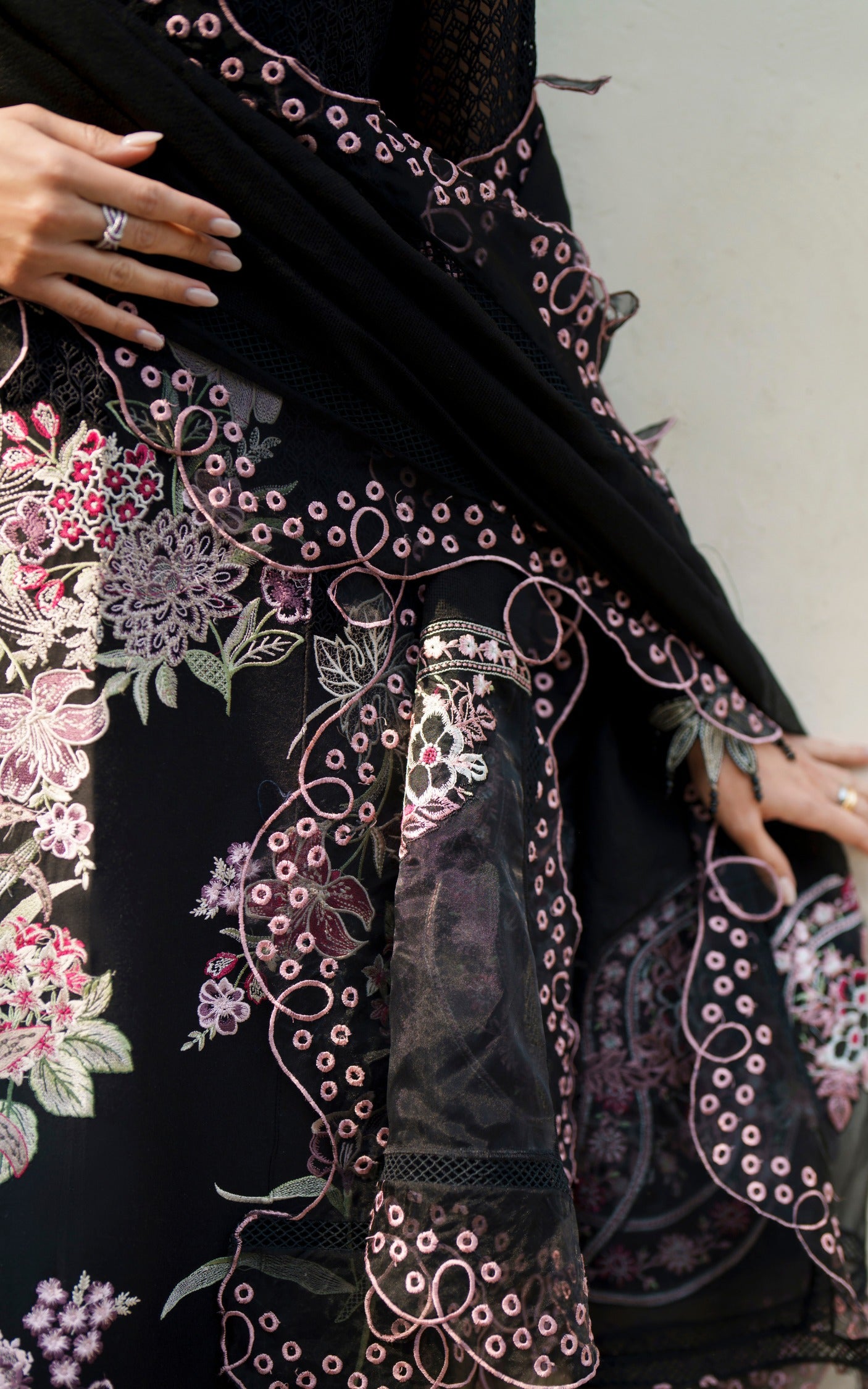 Noir Lily VUL26-01 | Versa Luxury Embroidered Lawn 3pc