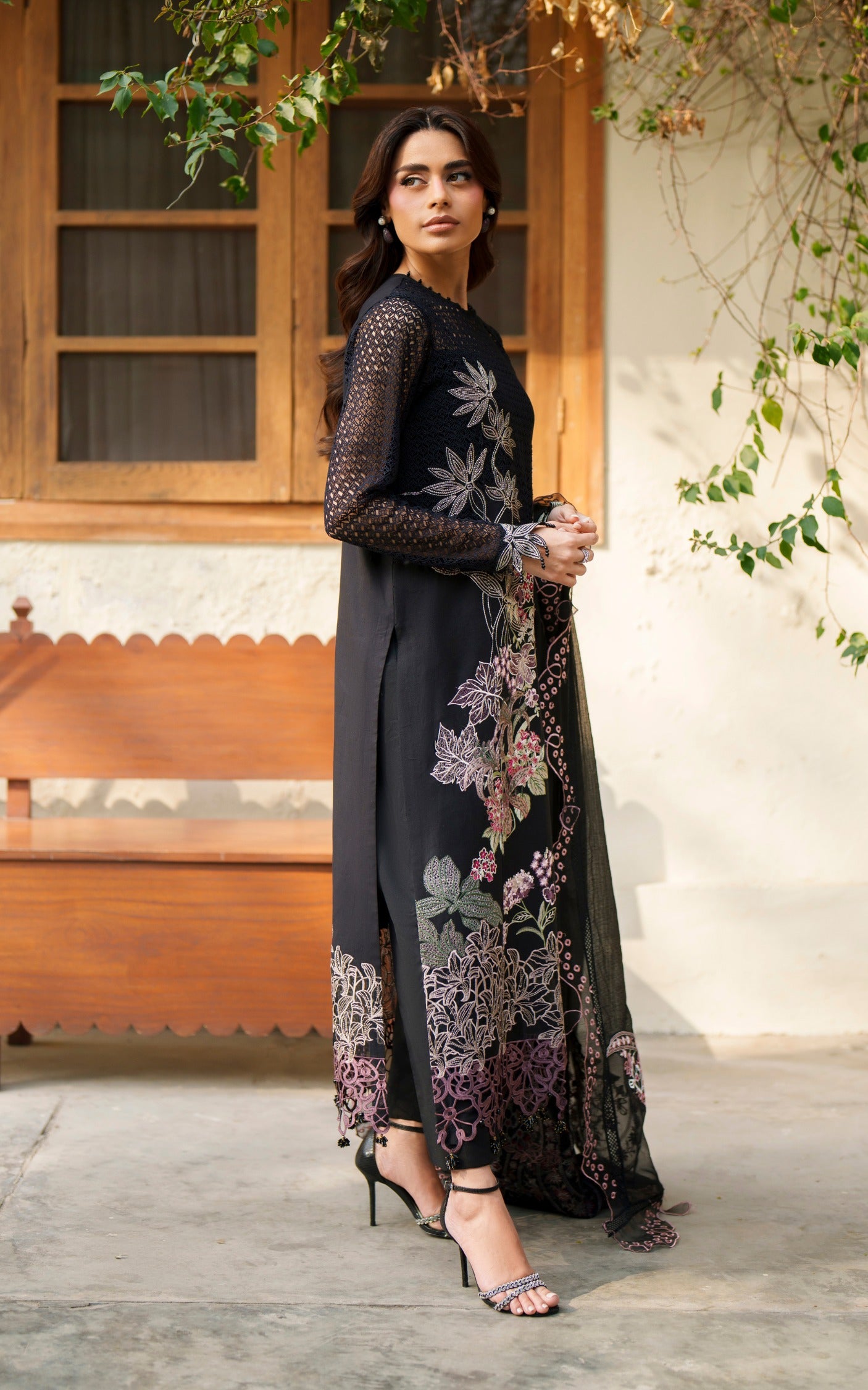 Noir Lily VUL26-01 | Versa Luxury Embroidered Lawn 3pc