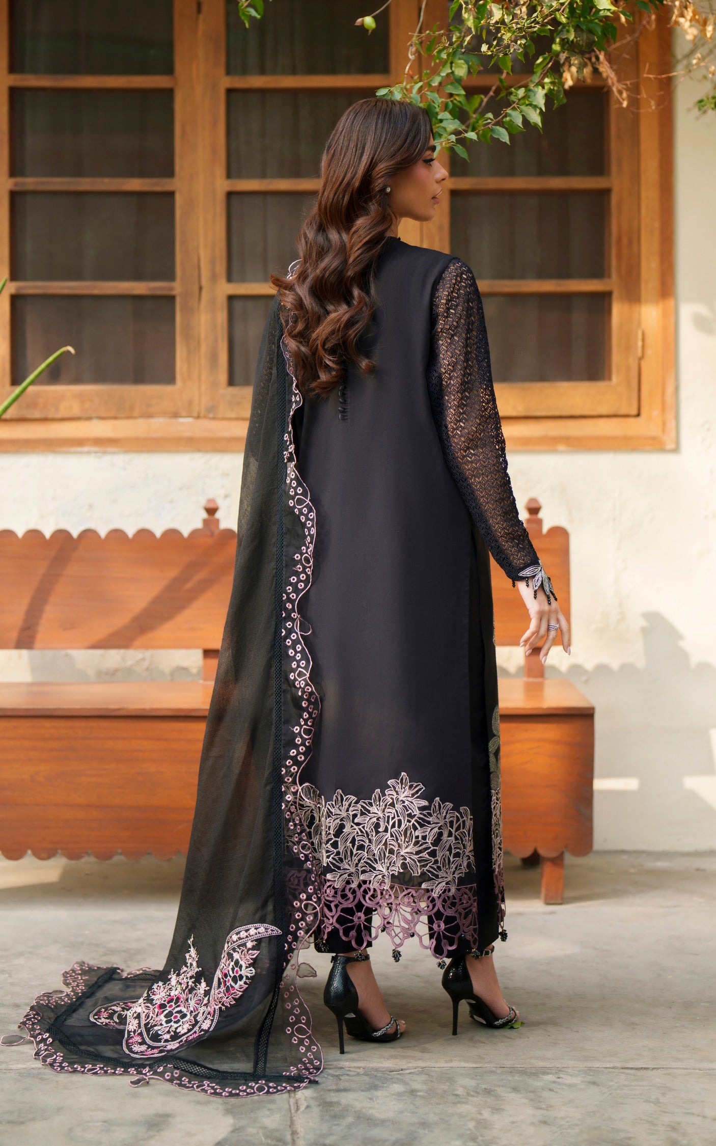 Noir Lily VUL26-01 | Versa Luxury Embroidered Lawn 3pc