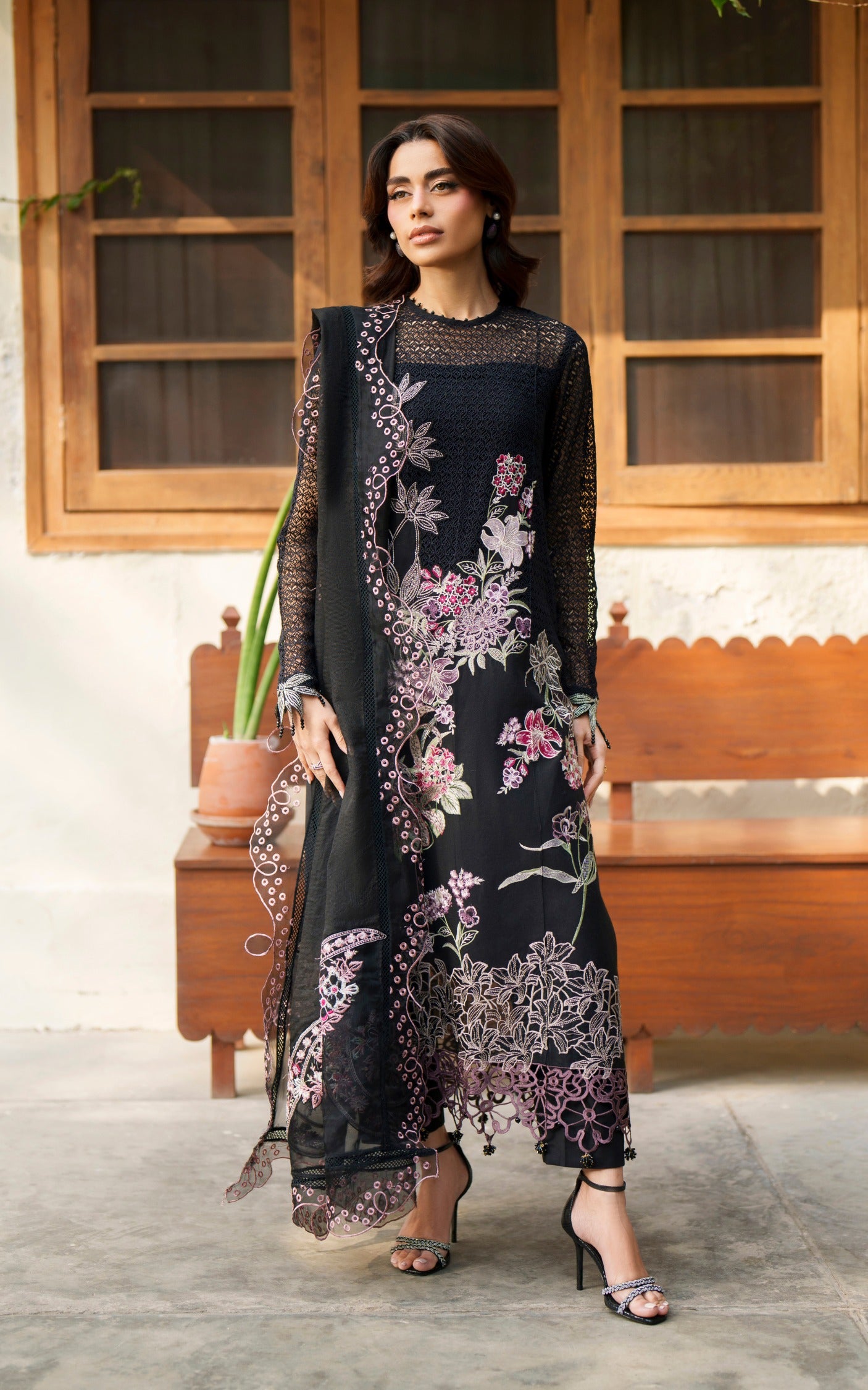 Noir Lily VUL26-01 | Versa Luxury Embroidered Lawn 3pc