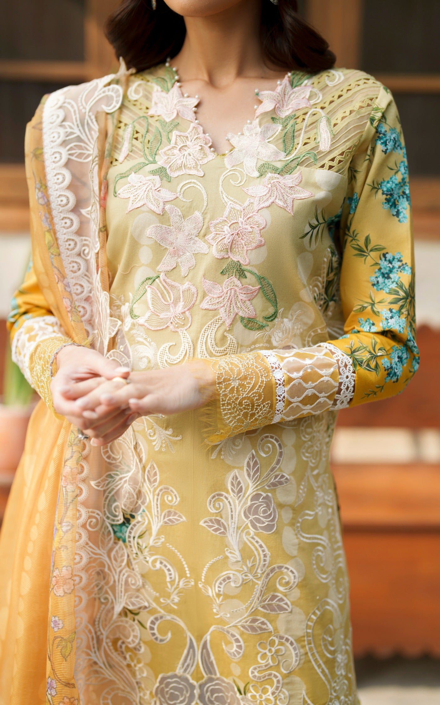 Sovereign Lace VUL26-02 | Versa Luxury Embroidered Lawn 3pc