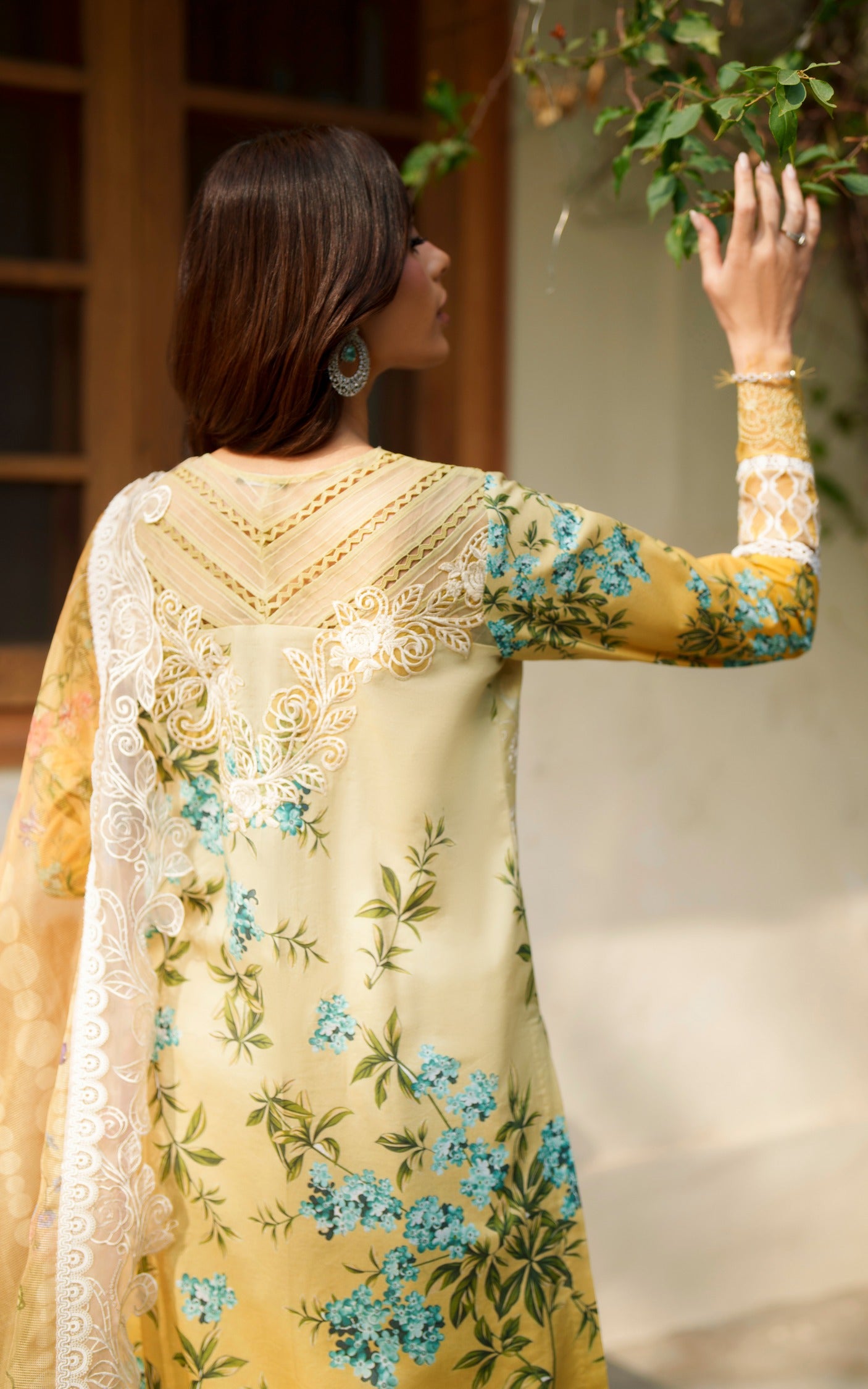 Sovereign Lace VUL26-02 | Versa Luxury Embroidered Lawn 3pc