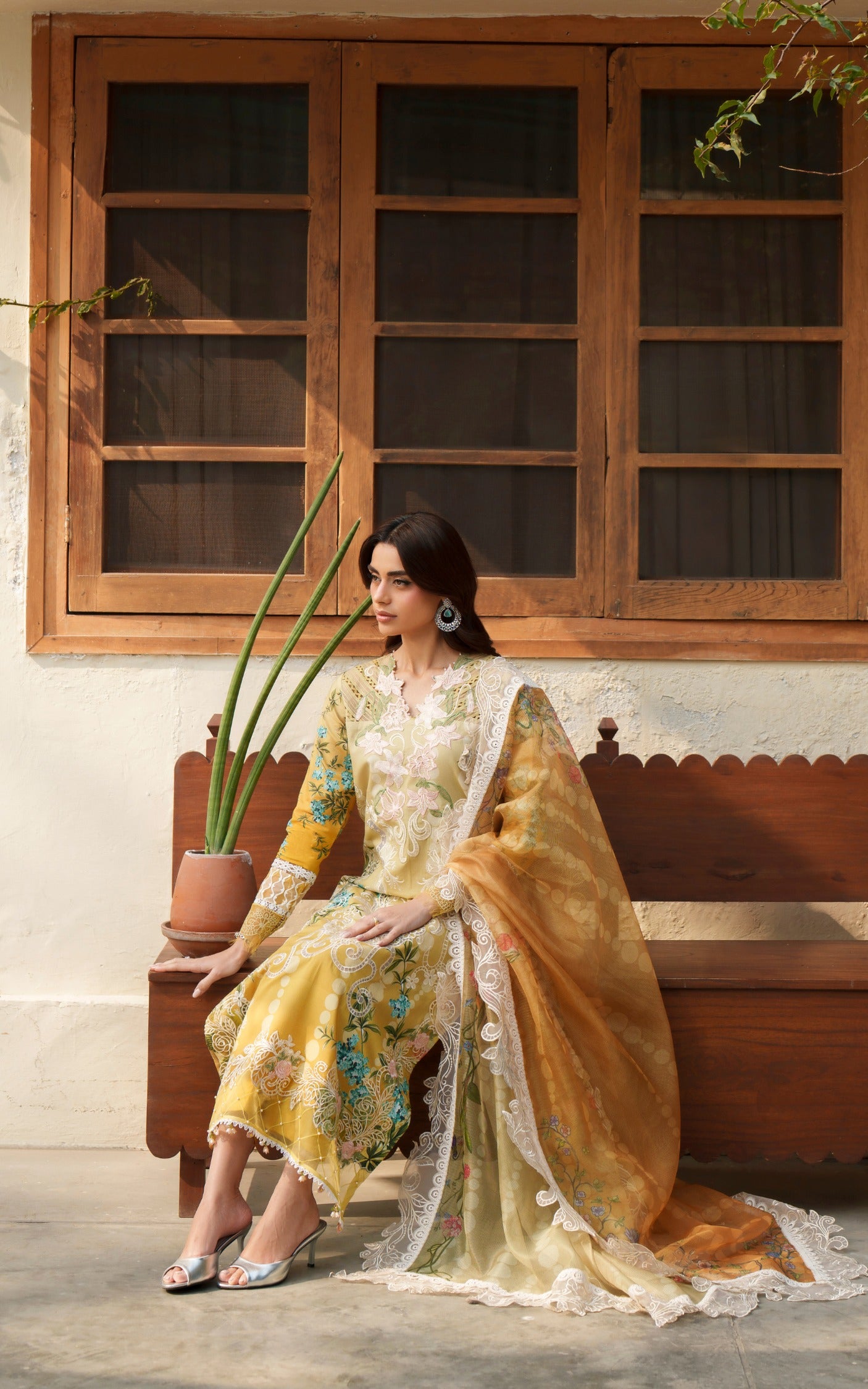 Sovereign Lace VUL26-02 | Versa Luxury Embroidered Lawn 3pc