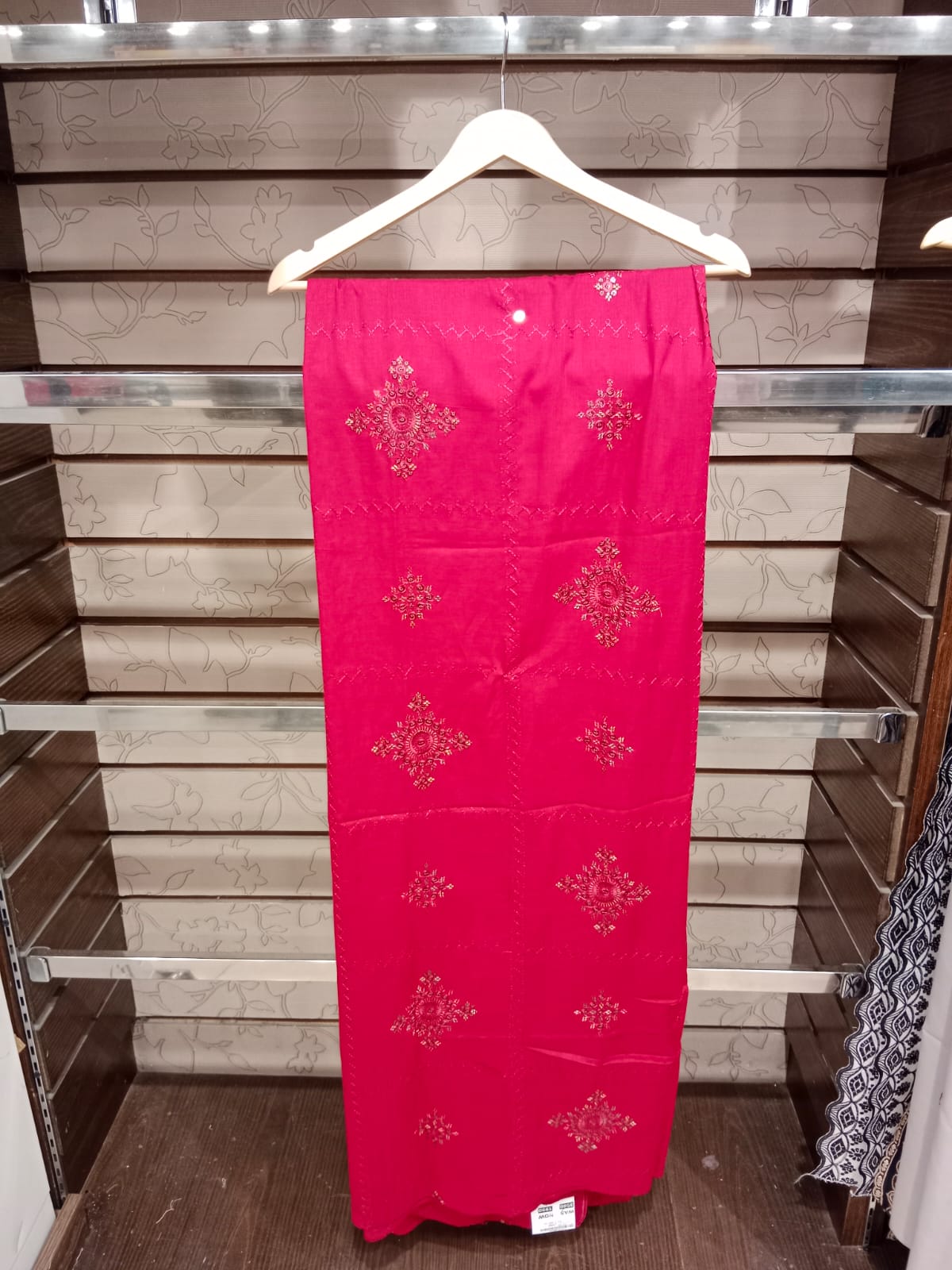 Premium Embroidered Lawn Shawl – Elegant Soft Fabric with Fancy Border