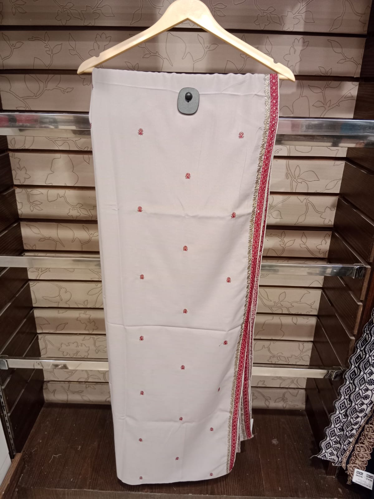 Premium Embroidered Lawn Shawl – Elegant Soft Fabric with Fancy Border