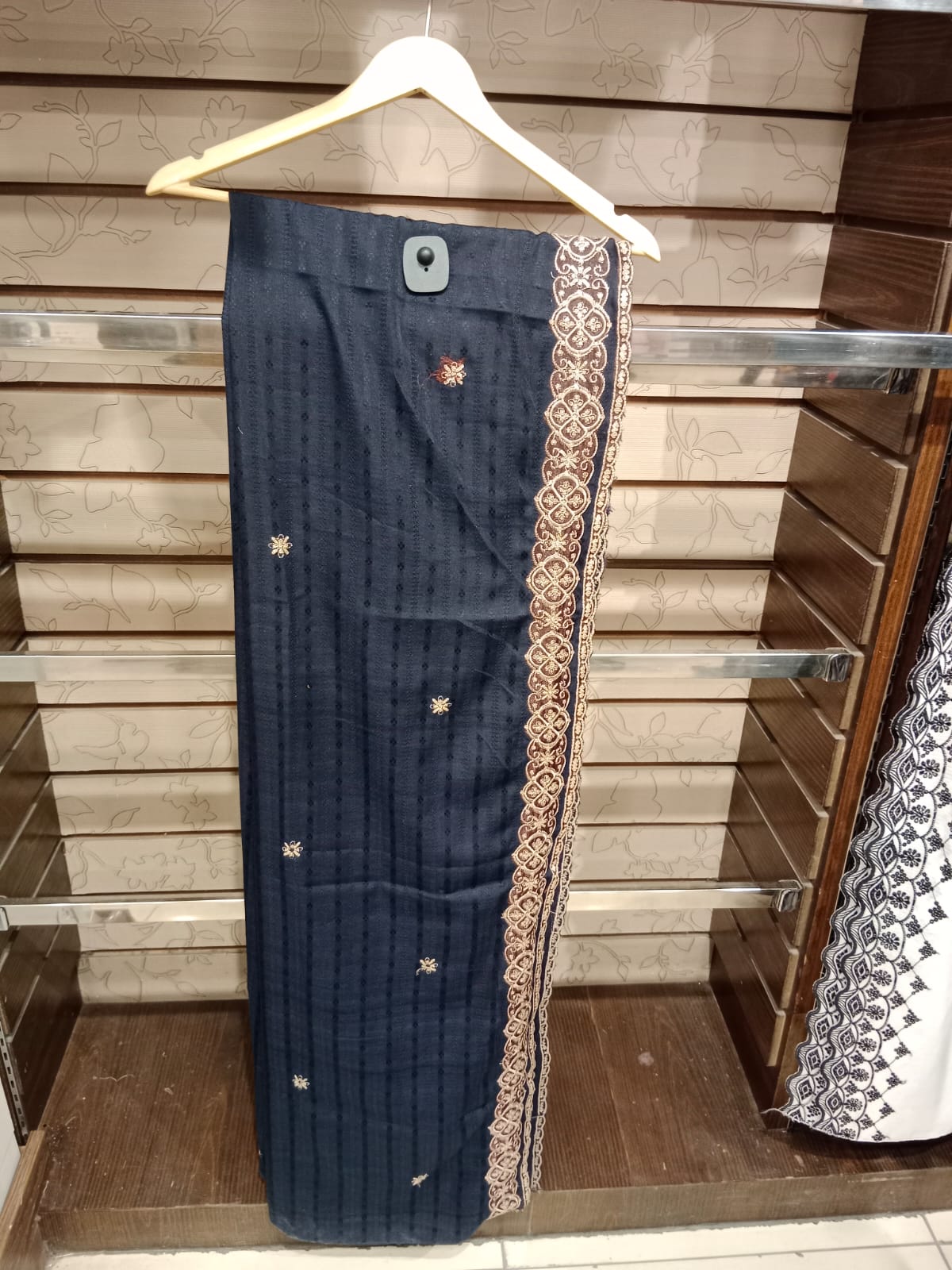 Premium Embroidered Lawn Shawl – Elegant Soft Fabric with Fancy Border